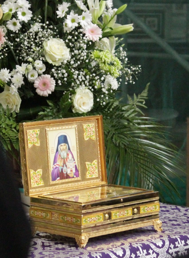 A reliquary of St John of Shanghai and San Francisco arrives at Christ the Savior Cathedral